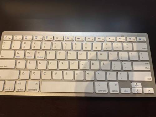 iMac 21.5` 3.0Ghz, 8GB RAM, 500GB HDD, Magic mouse and keyboard