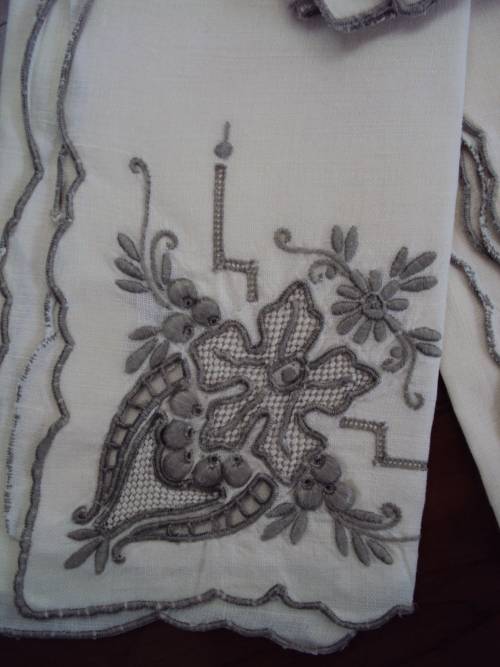 4 Madeira large cotton serviettes, contrast embroidery, scallop edge - Vintage VGC