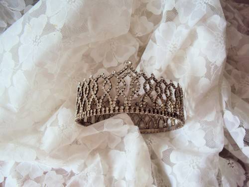 Diamante bridal crown/ tiara and free lace veil (used, missing 7 diamante) R1 starting bid for both