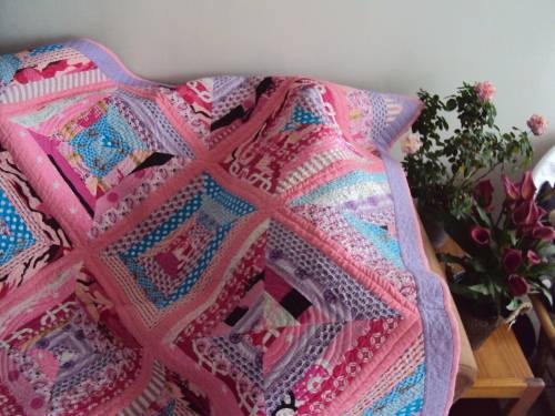 PRETTY PINK cotton QUILT hand machine stitched at quilt club 147cm x 146cm VGC unused