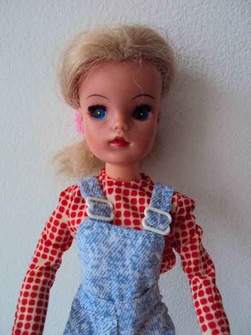 Vintage 70's Sindy Real eyelashes twist waist & wrist, bend legs,  tilting head 28cm tall marked 033
