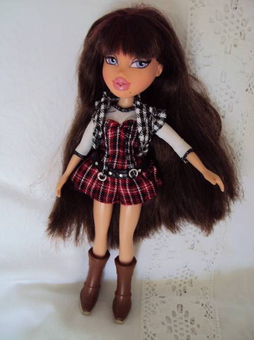 BRATZ SILKY LONGGG AUBURN HAIR WITH RED HIGHLIGHTS IN TARTAN MINI & BOOTS  Beauty spot
