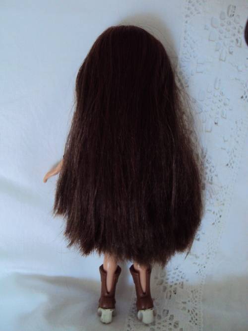 BRATZ SILKY LONGGG AUBURN HAIR WITH RED HIGHLIGHTS IN TARTAN MINI & BOOTS  Beauty spot