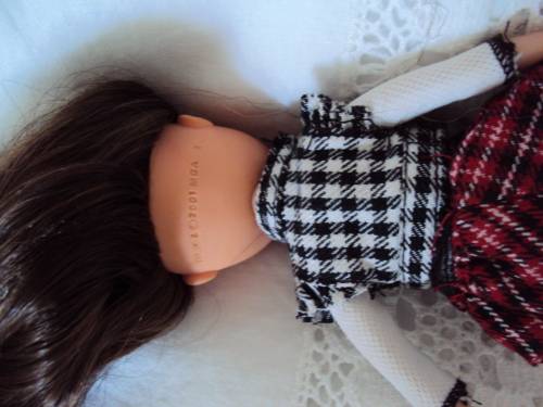 BRATZ SILKY LONGGG AUBURN HAIR WITH RED HIGHLIGHTS IN TARTAN MINI & BOOTS  Beauty spot