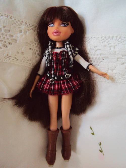 BRATZ SILKY LONGGG AUBURN HAIR WITH RED HIGHLIGHTS IN TARTAN MINI & BOOTS  Beauty spot