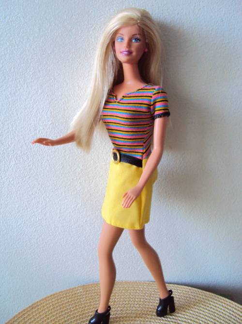 BARBIE DOLL WITH 2 OUTFITS LONG SILKY SMOOTH HAIR & EARRINGS  TWIST WAIST