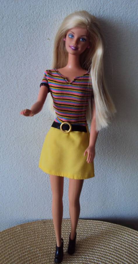 BARBIE DOLL WITH 2 OUTFITS LONG SILKY SMOOTH HAIR & EARRINGS  TWIST WAIST