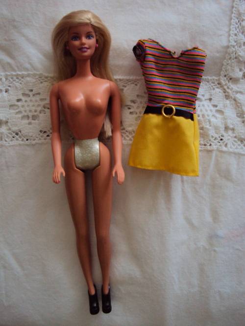BARBIE DOLL WITH 2 OUTFITS LONG SILKY SMOOTH HAIR & EARRINGS  TWIST WAIST