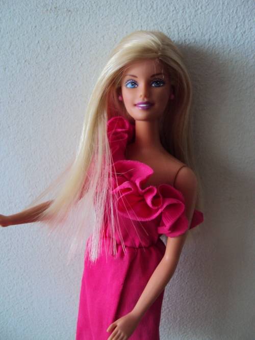 BARBIE DOLL WITH 2 OUTFITS LONG SILKY SMOOTH HAIR & EARRINGS  TWIST WAIST