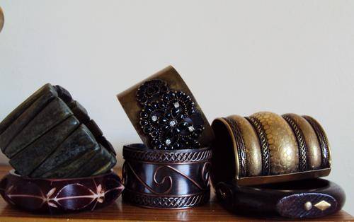 ASSORTMENT OF BANGLES (all 6 included)