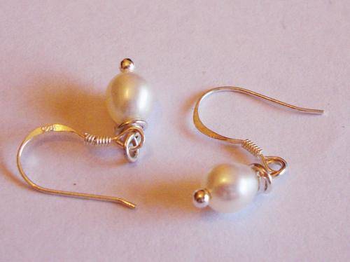 MARYKAY - DELIGHTFUL STERLING SILVER PETITE WHITE GENUINE FRESHWATER PEARL EARRINGS