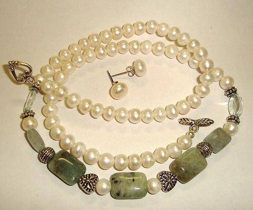 MARYKAY - MARCH BIRTHSTONE - COMBINATION OF NATURAL AQUAMARINE AND WHITE FRESHWATER PEARL NECKLACE