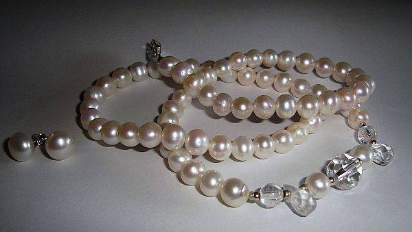 MARYKAY - APRIL BIRTHSTONE - NATURAL DIAMOND, CRYSTAL & WHITE FRESHWATER PEARL NECKLACE
