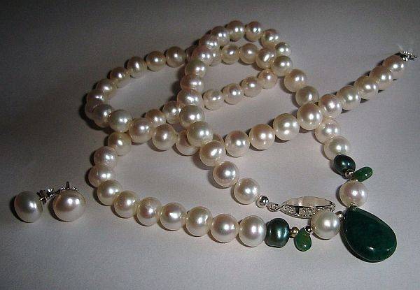 MARYKAY - MAY BIRTHSTONE - NATURAL EMERALD & WHITE FRESHWATER PEARL NECKLACE