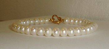 MARYKAY - LOVELY CREAMY WHITE GENUINE FRESHWATER PEARL BRACELET