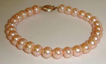 MARYKAY - LOVELY APRICOT PINK GENUINE  FRESHWATER PEARL BRACELET