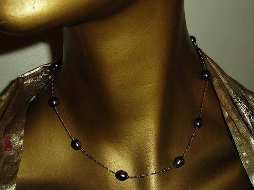 MARYKAY - LOVELY PEACOCK BLACK FRESHWATER PEARL NECKLACE  IN 18CT GOLD PLATING
