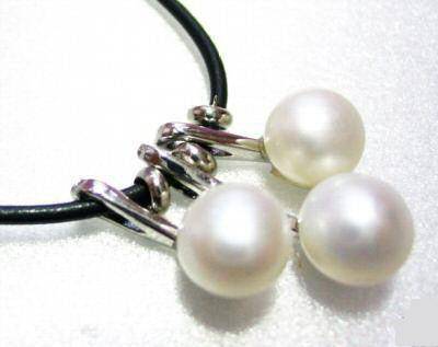 MARYKAY - GENUINE WHITE FRESHWATER THREE PEARL PENDANT