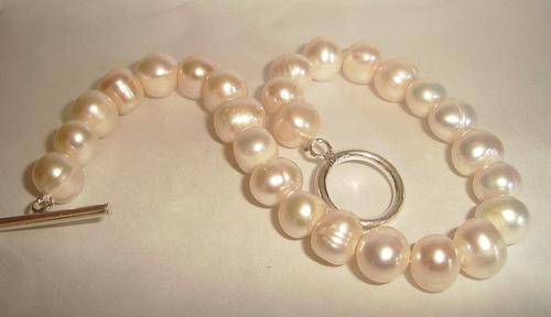 MARYKAY - LOVELY WHITE GENUINE FRESHWATER PEARL BRACELET - FREE EARRINGS