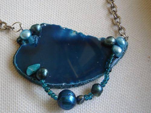 MARYKAY - SHADES OF TURQUOISE - AGATE SLICE PENDANT AND CHAIN WITH FRESHWATER PEARLS