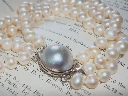 MARYKAY - GORGEOUS FRESHWATER PEARL NECKLACE WITH MABE PEARL CLASP