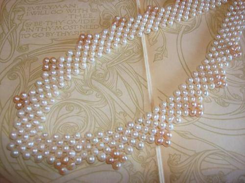 MARYKAY - BEAUTIFUL CREAMY WHITE AND APRICOT WOVEN FRESHWATER PEARL NECKLACE 42