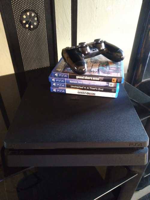 PS4 with original controller and 4 Games
