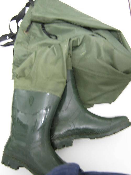 SIZE 9 "SNOWBEE" CHEST WADERS - HARDLY USED SO IN VERY GOOD CONDITION - NO HOLES