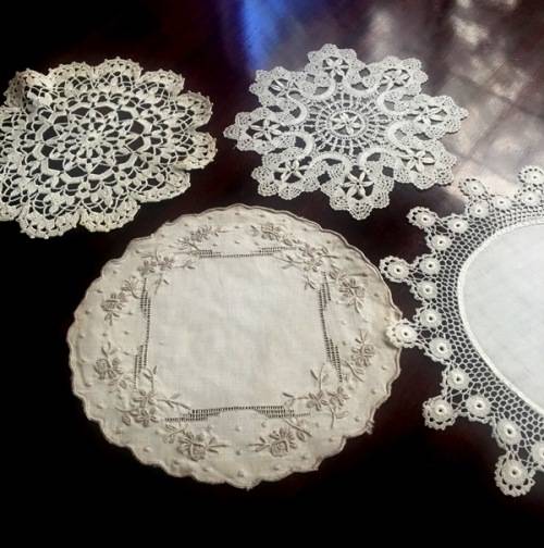 Set of 4 vintage doileys