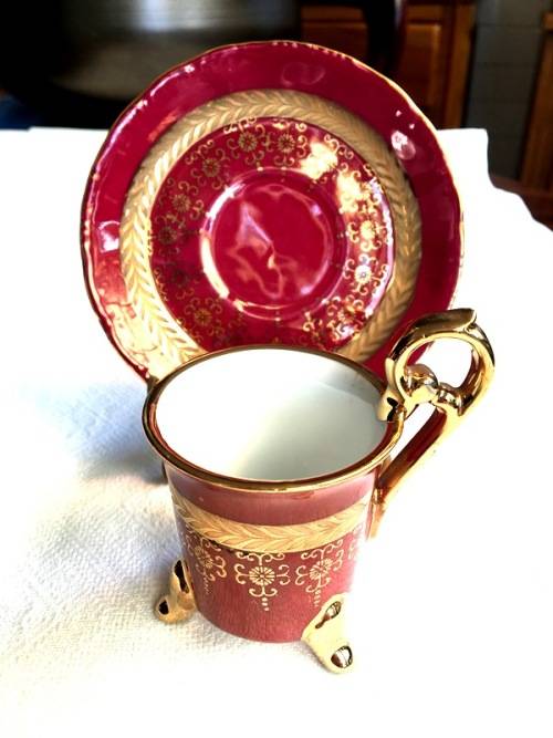 Three legged small cup with Gilding