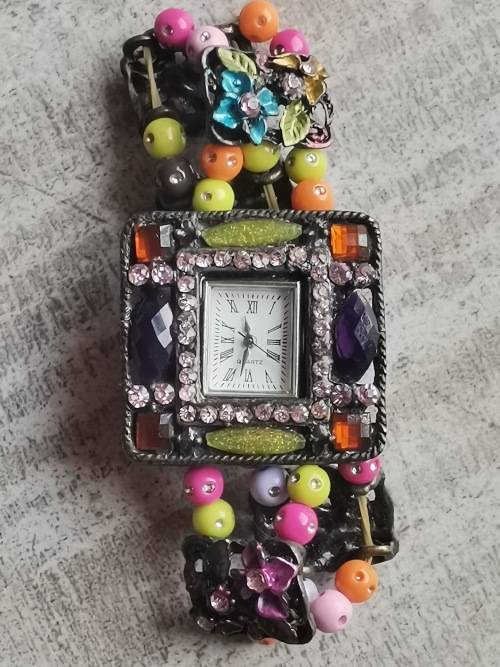 UNIQUE LADIES CULTURAL QUARTZ WATCH IN PERFECT WORKING CONDITION