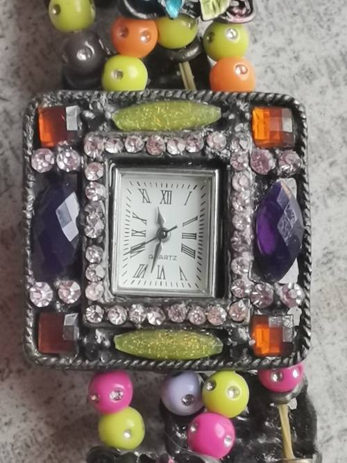 UNIQUE LADIES CULTURAL QUARTZ WATCH IN PERFECT WORKING CONDITION