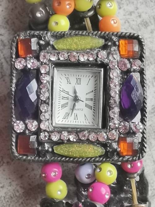 UNIQUE LADIES CULTURAL QUARTZ WATCH IN PERFECT WORKING CONDITION