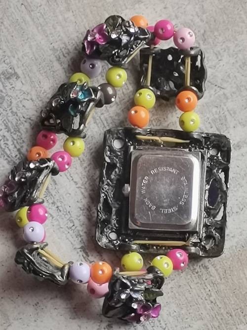 UNIQUE LADIES CULTURAL QUARTZ WATCH IN PERFECT WORKING CONDITION