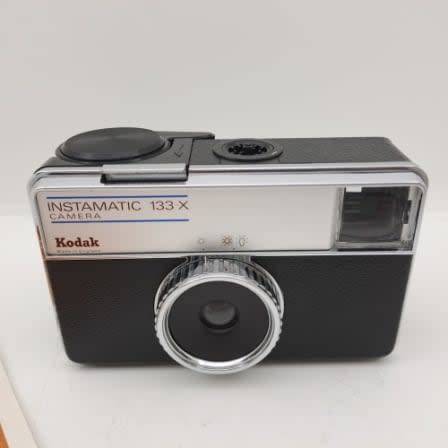 VINTAGE KODAK INSTAMATIC 133X CAMERA IN ORIGINAL CASE WITH 2 SEALED FILMS 1ST BIDDER WIN THE AUCTION
