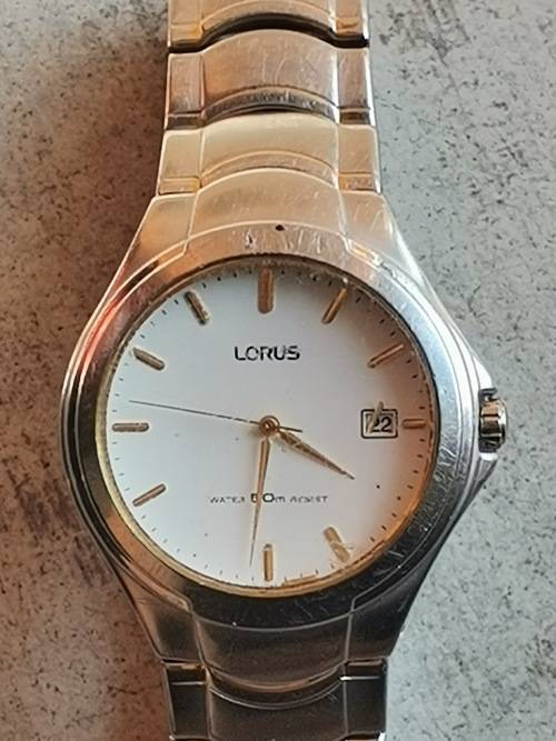 LORUS MENS WATCH IN EXCELLENT WORKING CONDITION - VALUED @ R950