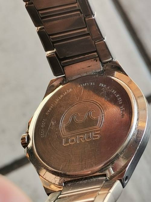 LORUS MENS WATCH IN EXCELLENT WORKING CONDITION - VALUED @ R950