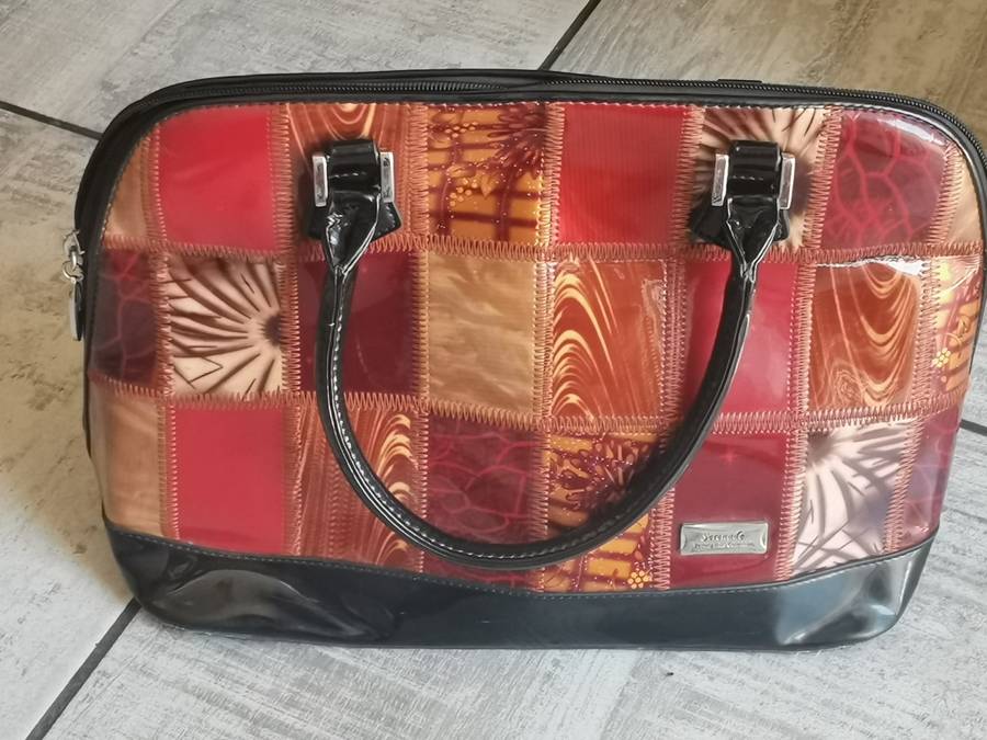 LADIES SERENADE BEVERLY HILLS VINYL MULTI COULOURED HANDBAG - RETAILS FOR OVER R2000