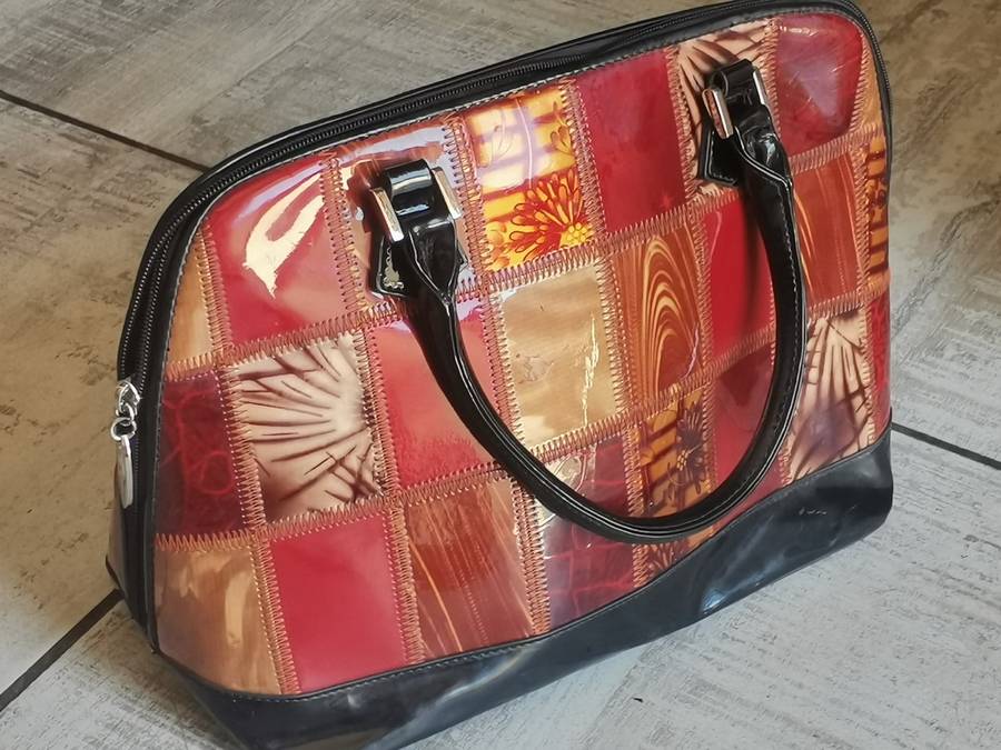 LADIES SERENADE BEVERLY HILLS VINYL MULTI COULOURED HANDBAG - RETAILS FOR OVER R2000