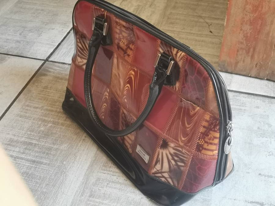 LADIES SERENADE BEVERLY HILLS VINYL MULTI COULOURED HANDBAG - RETAILS FOR OVER R2000