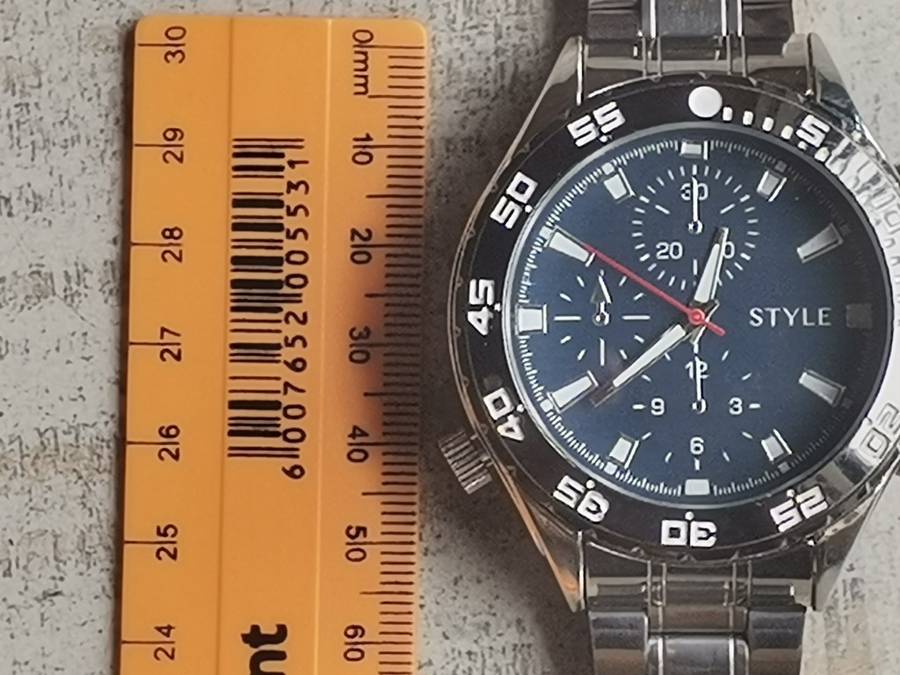BIG AND BOLD MENS WATCH IN EXCELLENT WORKING CONDITION