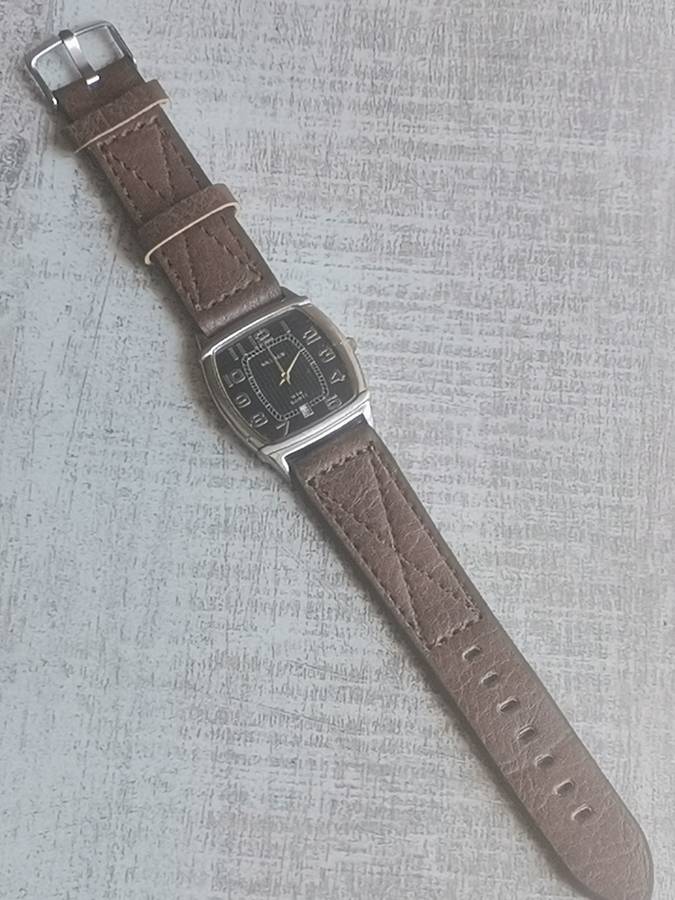 HALLMARK MENS QUARTZ WATCH IN EXCELLENT WORKING CONDITION