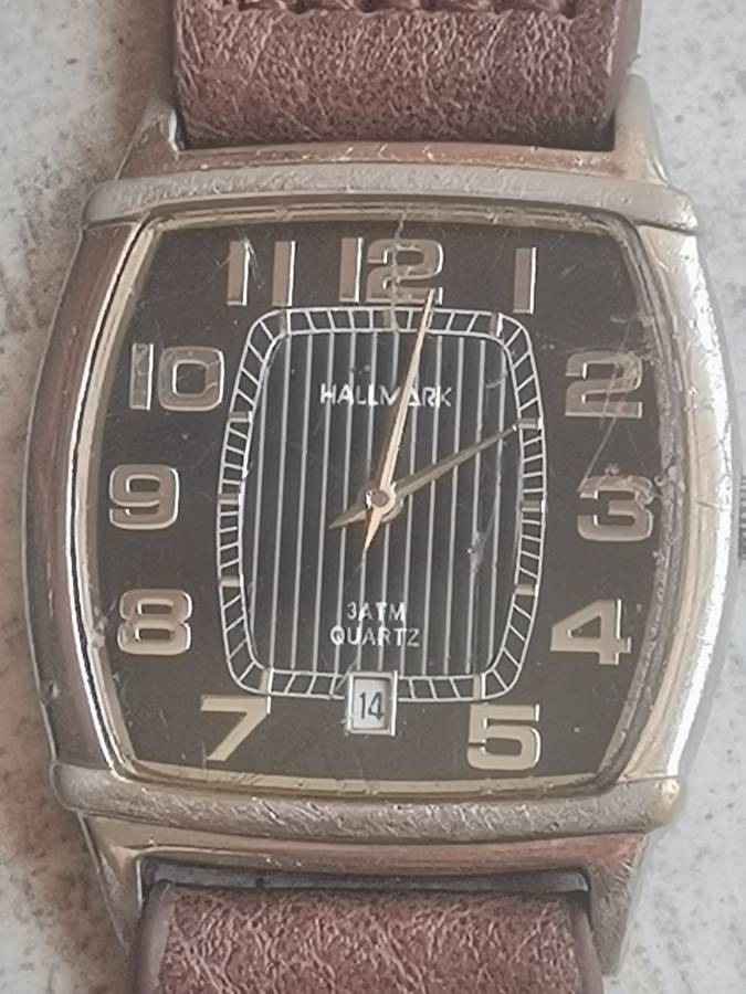 HALLMARK MENS QUARTZ WATCH IN EXCELLENT WORKING CONDITION