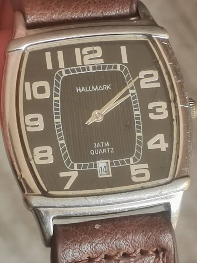 HALLMARK MENS QUARTZ WATCH IN EXCELLENT WORKING CONDITION