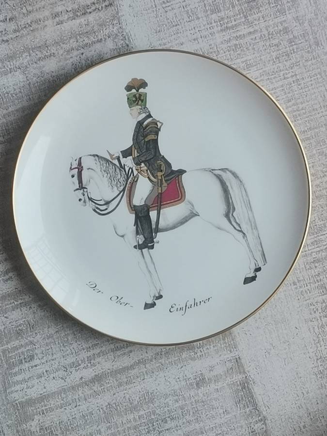 DER OBER EINFAHRER PORCELAIN HANGING PLATE MEASURES 245MM