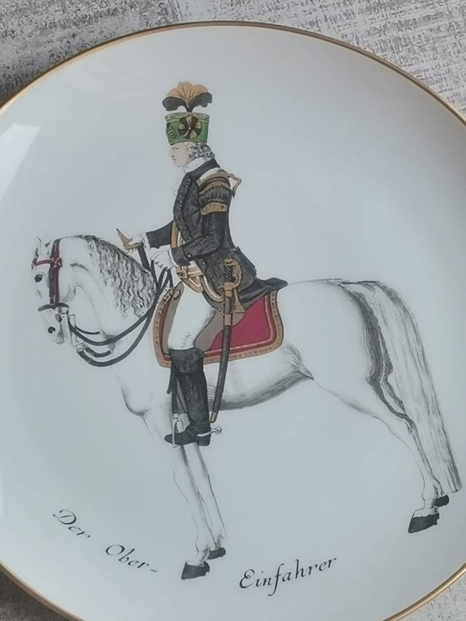 DER OBER EINFAHRER PORCELAIN HANGING PLATE MEASURES 245MM