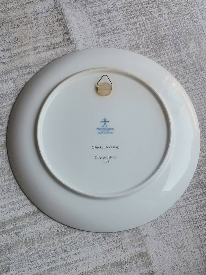DER OBER EINFAHRER PORCELAIN HANGING PLATE MEASURES 245MM