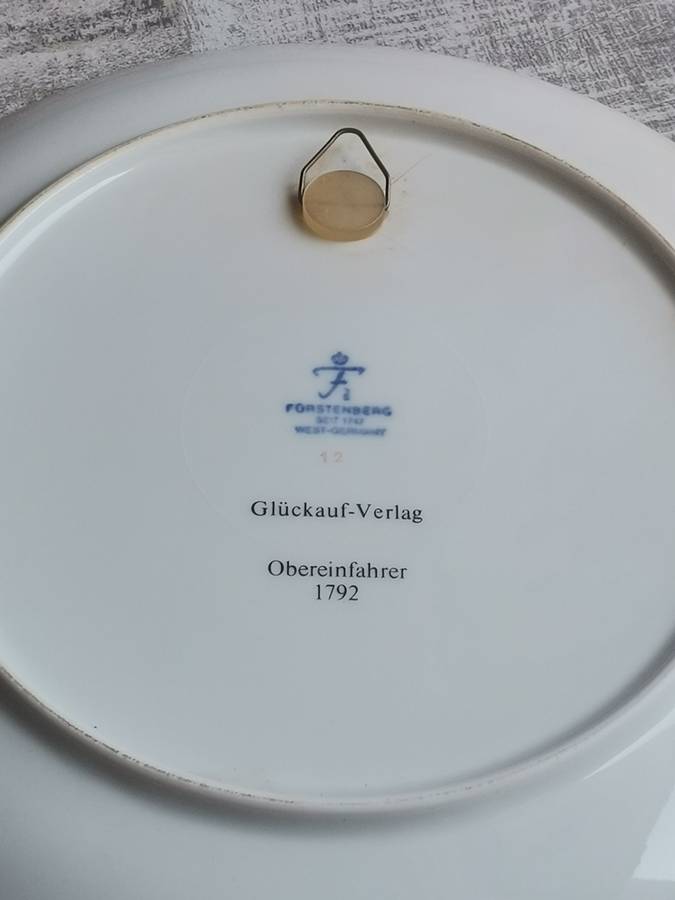 DER OBER EINFAHRER PORCELAIN HANGING PLATE MEASURES 245MM