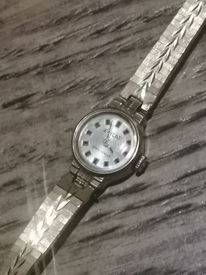 VINTAGE ENICAR LADIES GOLD SWISS MADE WATCH IN EXCELLENT WORKING CONDITION