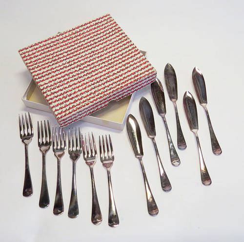 6 Vintage fish knives and forks in retro box